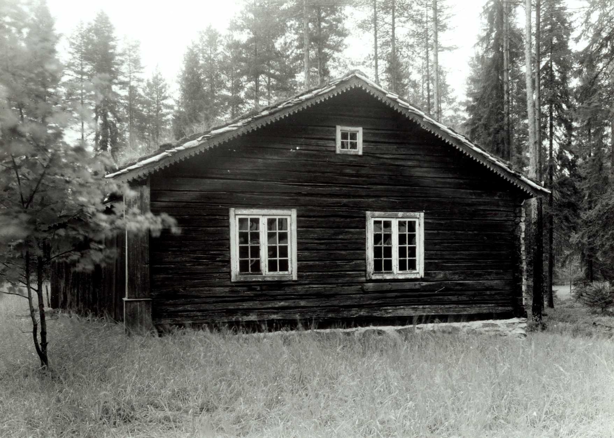 Gisle Midttun, Elisabethstua, Nedre Skjefstad, Elverum, Sør-Østerdal, Hedmark. Lita stue i tømmer, kortveggen. Nå på Glomdalsmuseet.