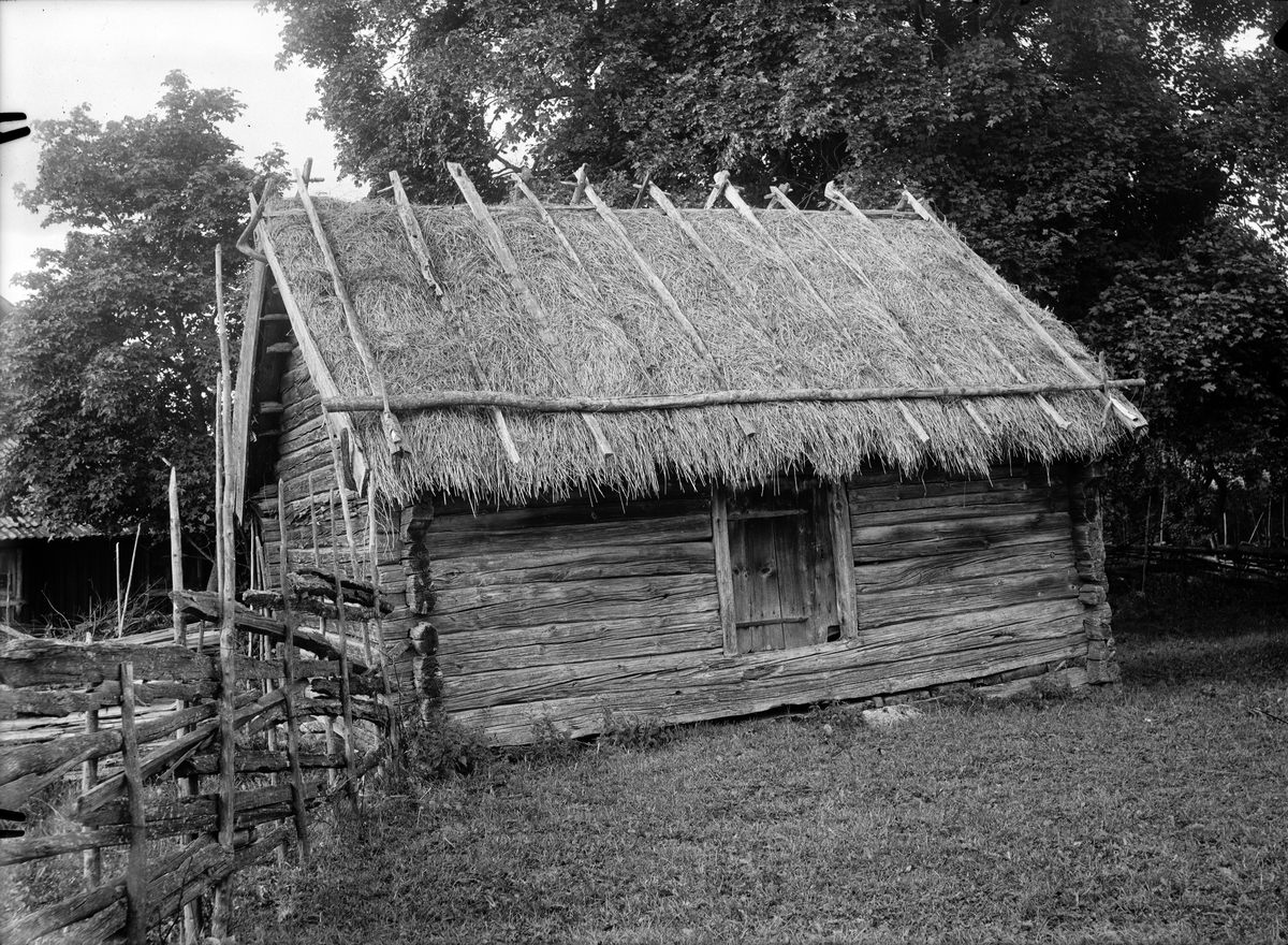 Paul Sandberg, Bod with a thatched roof, Kvekgården, Fröslunda parish, Uppland 1929