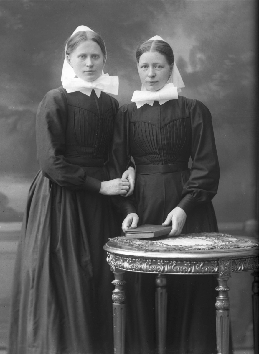 Gustav Borgen, Gruppeportrett, sykepleiere, søster Helene Bjørnstad.