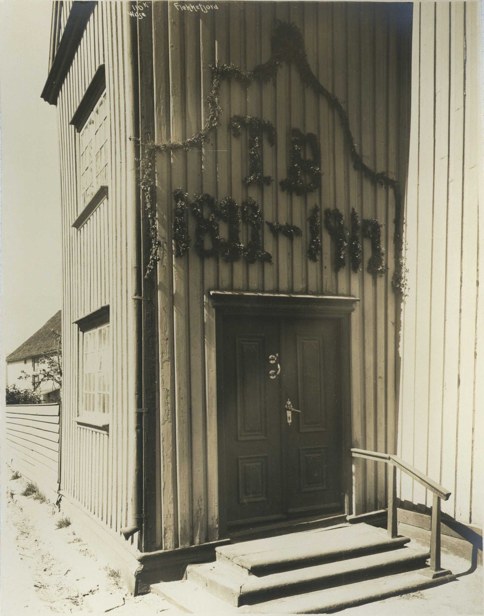 Anders Beer Wilse, Inngangsparti, fru Thea Beers hus, Flekkefjord, Vest-Agder. Pyntet i forbindelse med 90-års jubileum. Fotografert 1912.