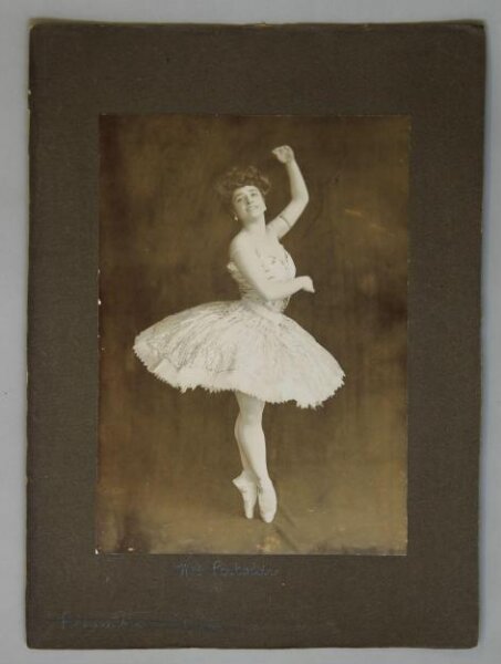 Unknown, Studio photograph for the ballet 'L'Amour'