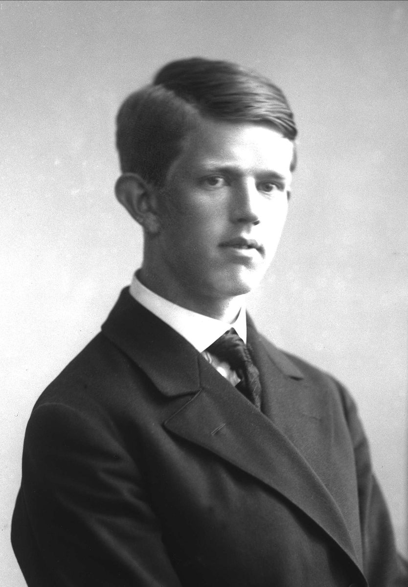 Gustav Borgen, Portrett, Eugen Borgen i dress.
