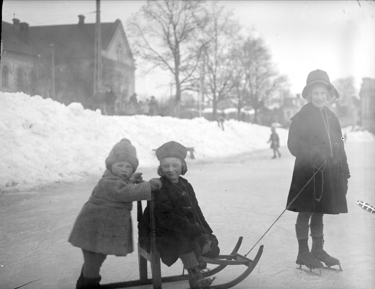 Ossian Wallin, Children ride a toboggan and skate at Svandammen, Uppsala