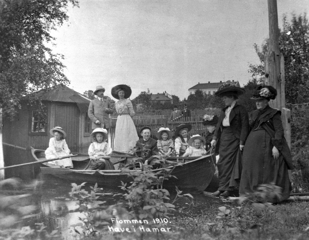 Anno Domkirkeodden, FLOM, 1910, STRANDGATEHAGENE, BARN OG VOKSNE SAMLET RUNDT EN ROBÅT.