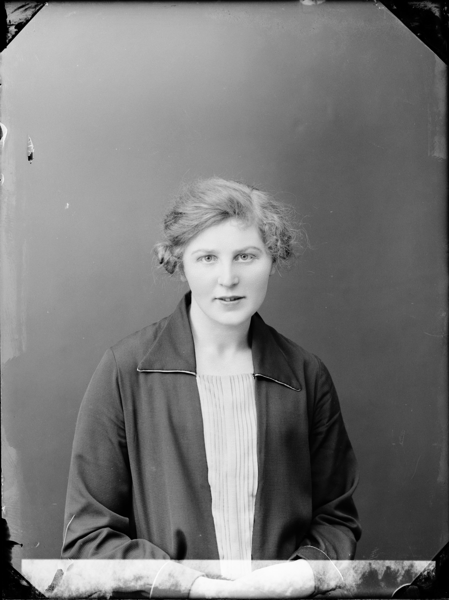 Skötsner-Edhlund, Ateljéporträtt - Andrea från Norrskedika, Uppland