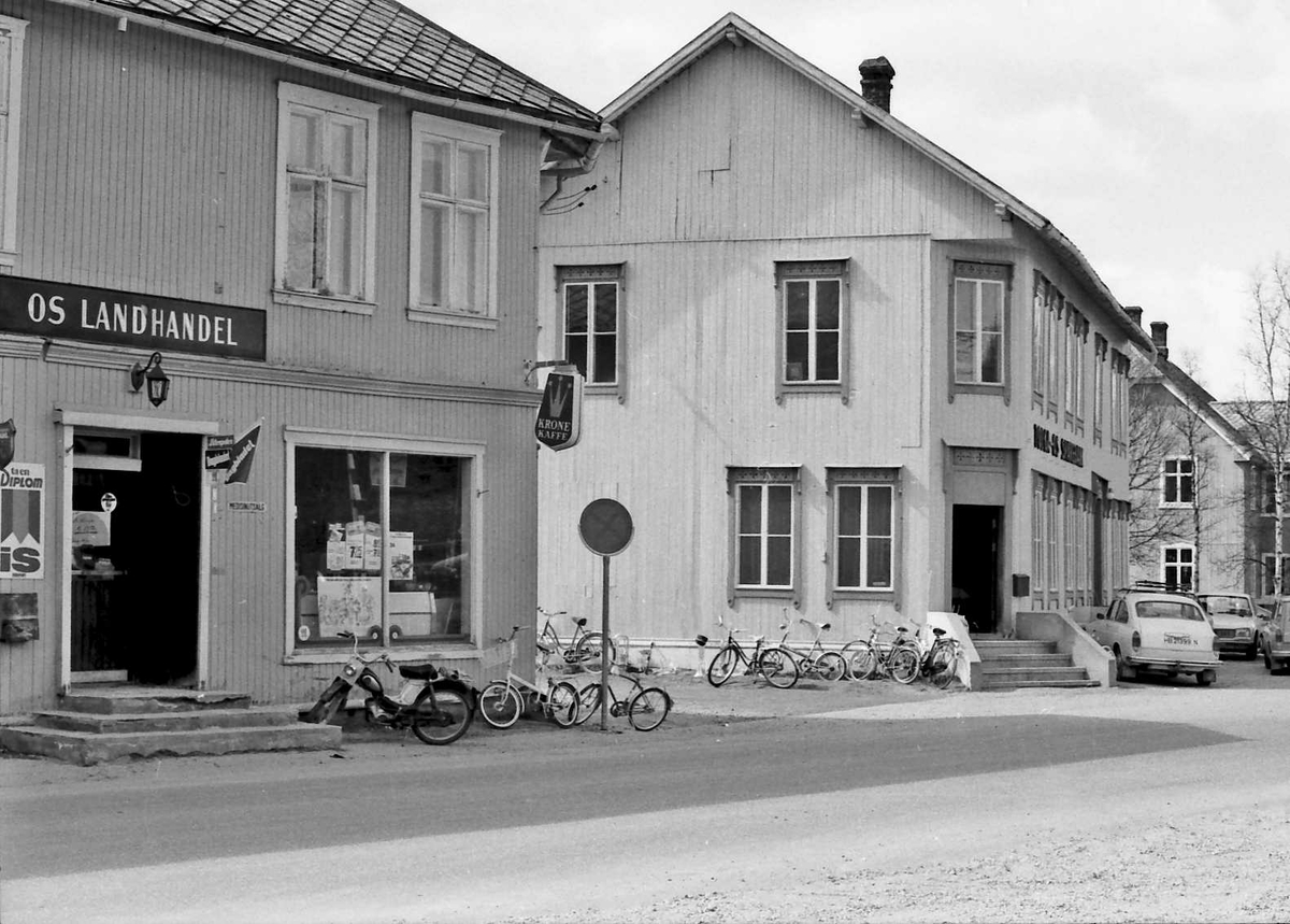 Ukjent, Os Landhandel, bank, biler, sykler.