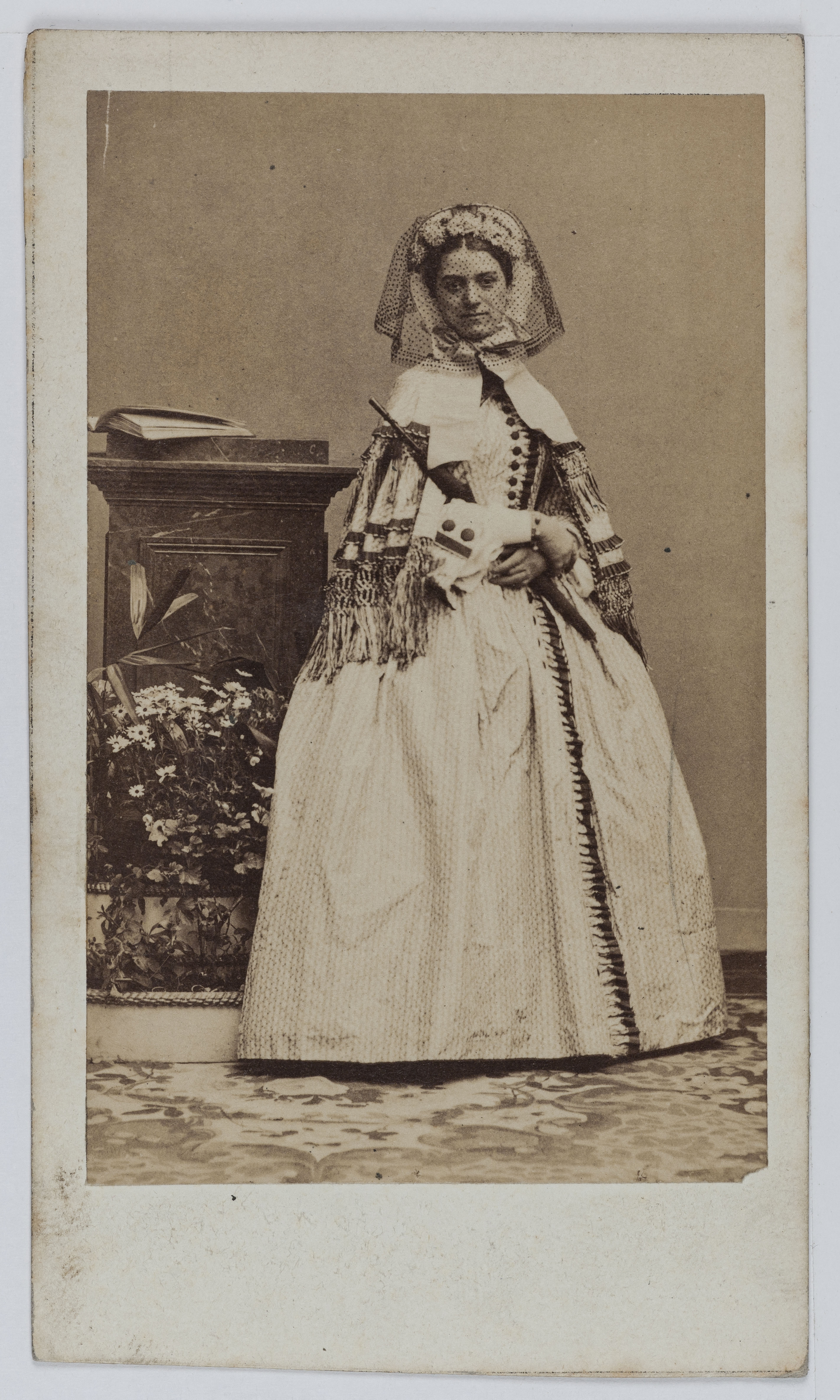 Disderi & Cie, Portrait de Queniaux, danseuse à l'Opéra entre 1852 et 1858.