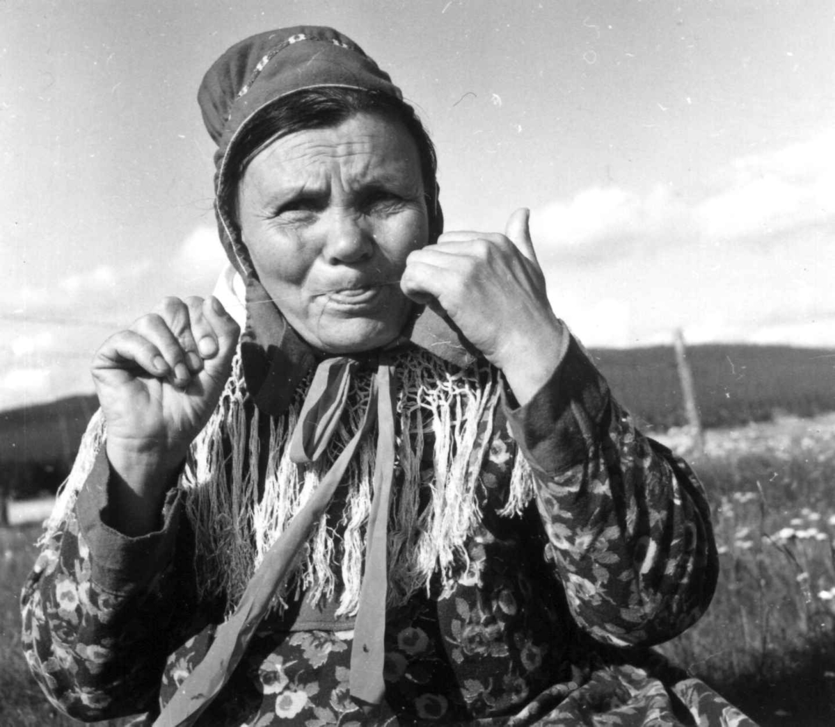 Virginia Raymond Davidson, Kirsten Ravna Gaup lager senetråd. Karasjok 1961.