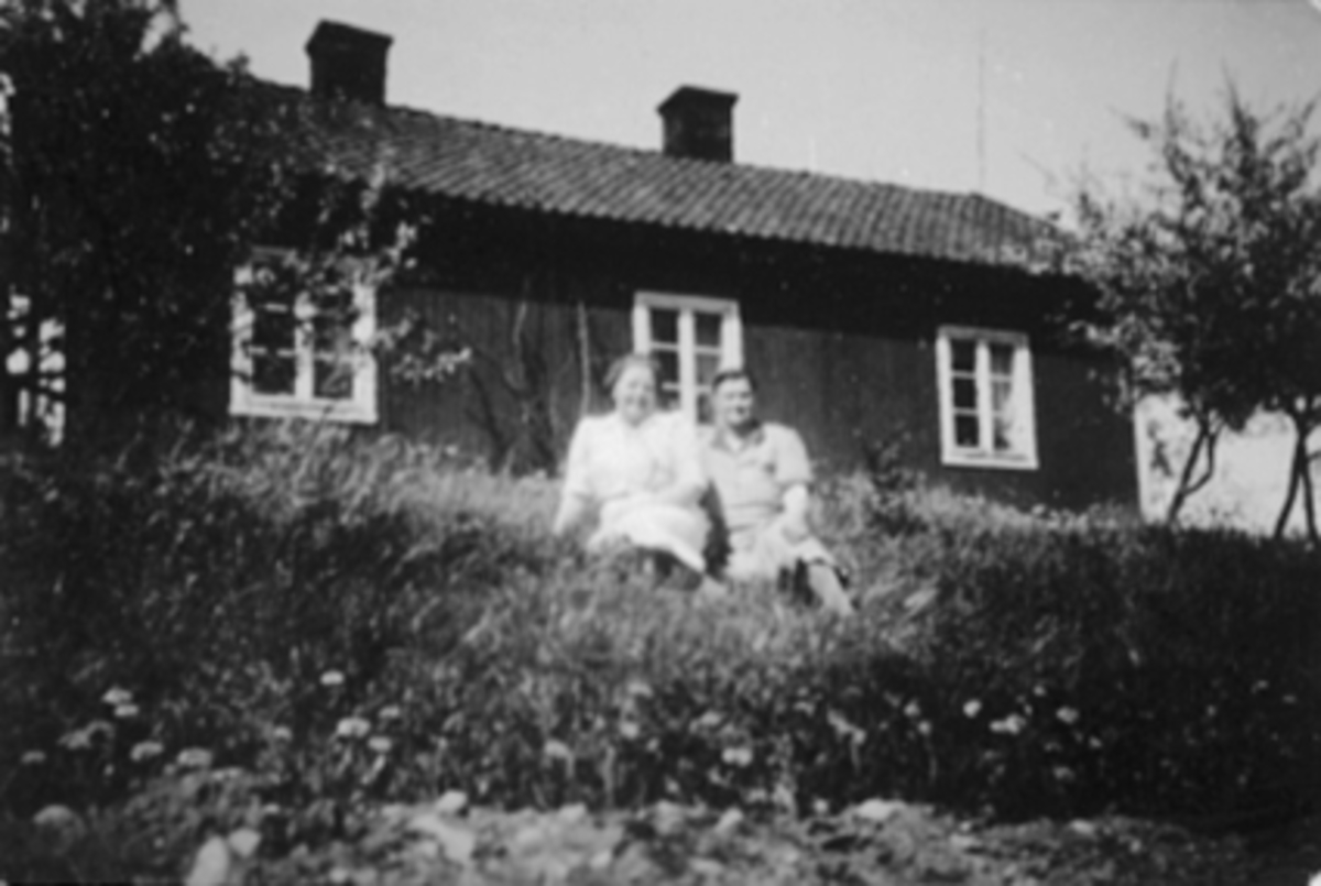 Anno Domkirkeodden, NYBORG, HUSMANNSPLASS UNDER BØRSTAD, FRA VENSTRE: KAREN JOHANNESSEN OG GINA STENERESTUA