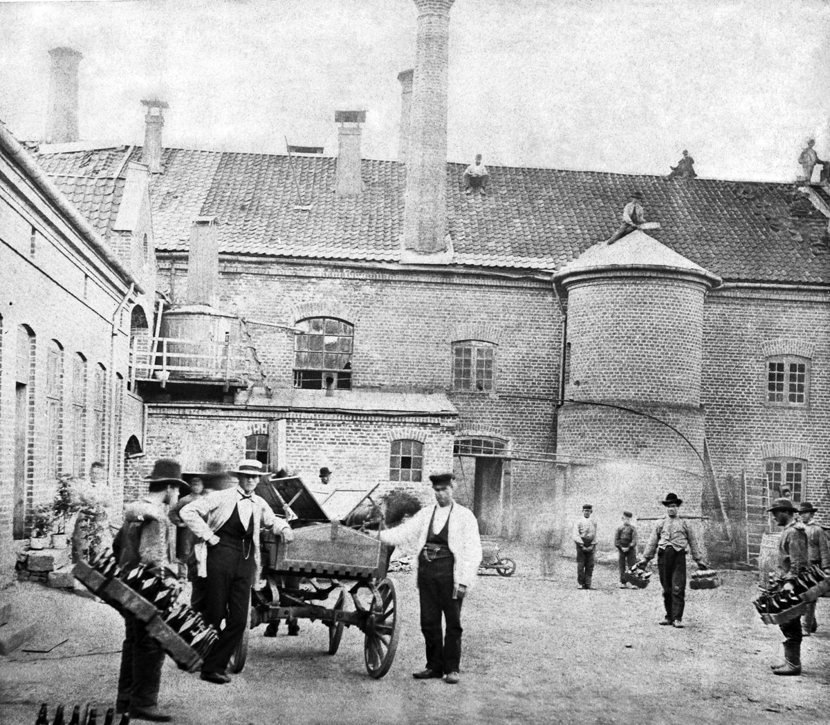 Anno Domkirkeodden, BAKGÅRD, HAMAR BRYGGERI I HAMAR, GRUPPE 12 ARBEIDERE, ØLKASSER, HEST, VOGN.