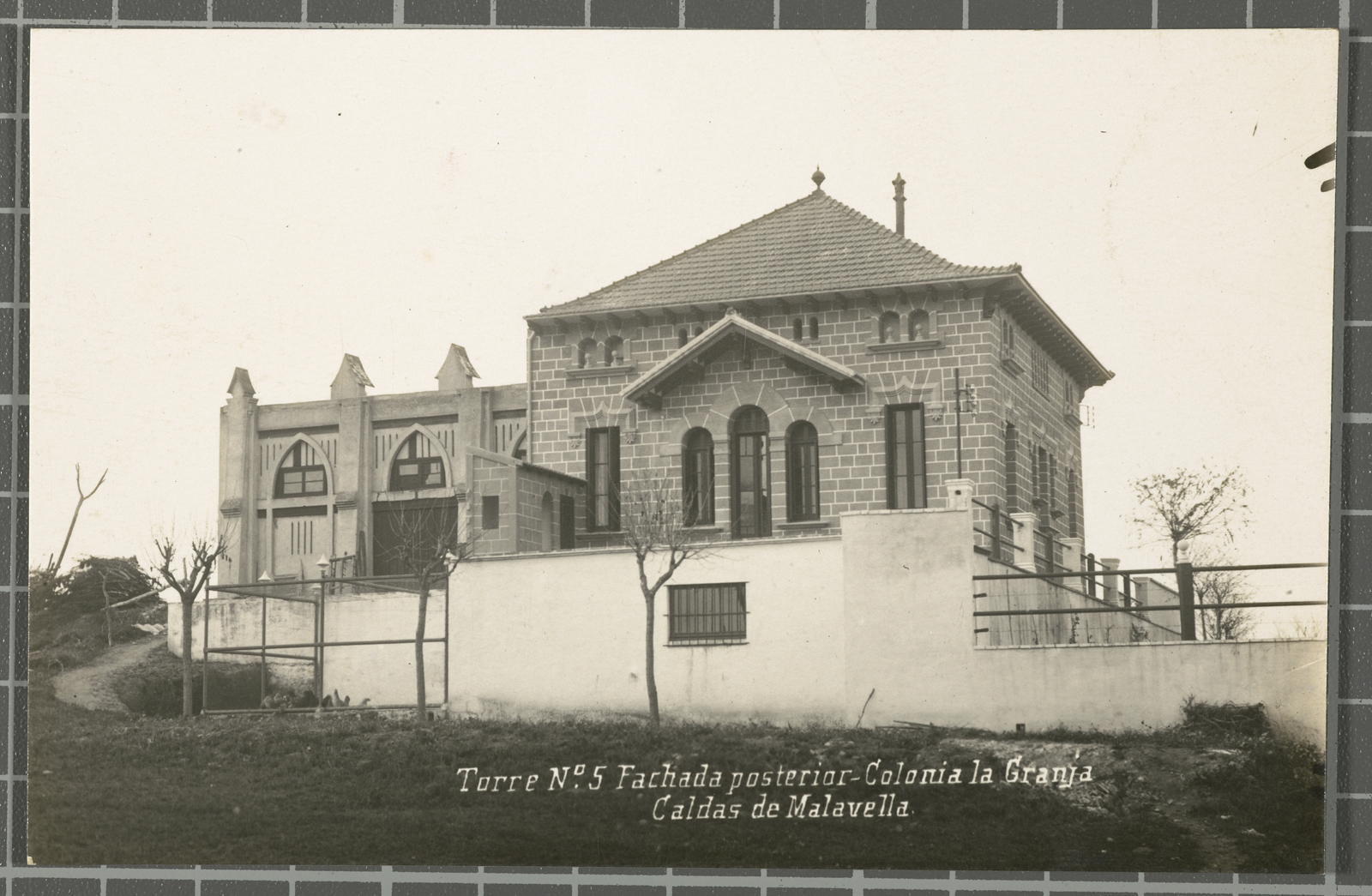 Desconegut, Torre N.º5-Fachada posterior-Colonia la Granja. Caldas de Malavella.