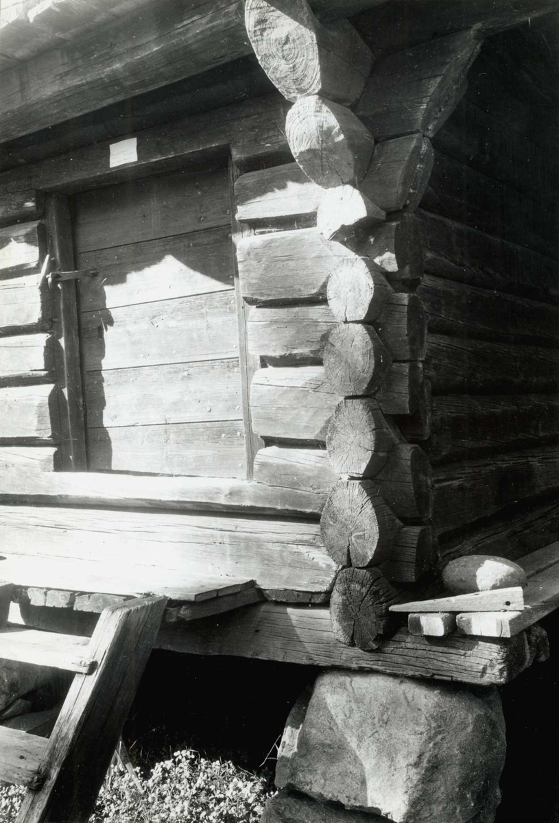 Gisle Midttun, Messelt, Stor-Elvdal, Hedmark. Detalj av stabbur fra 1700. Nå på Glomdalsmuseet.
