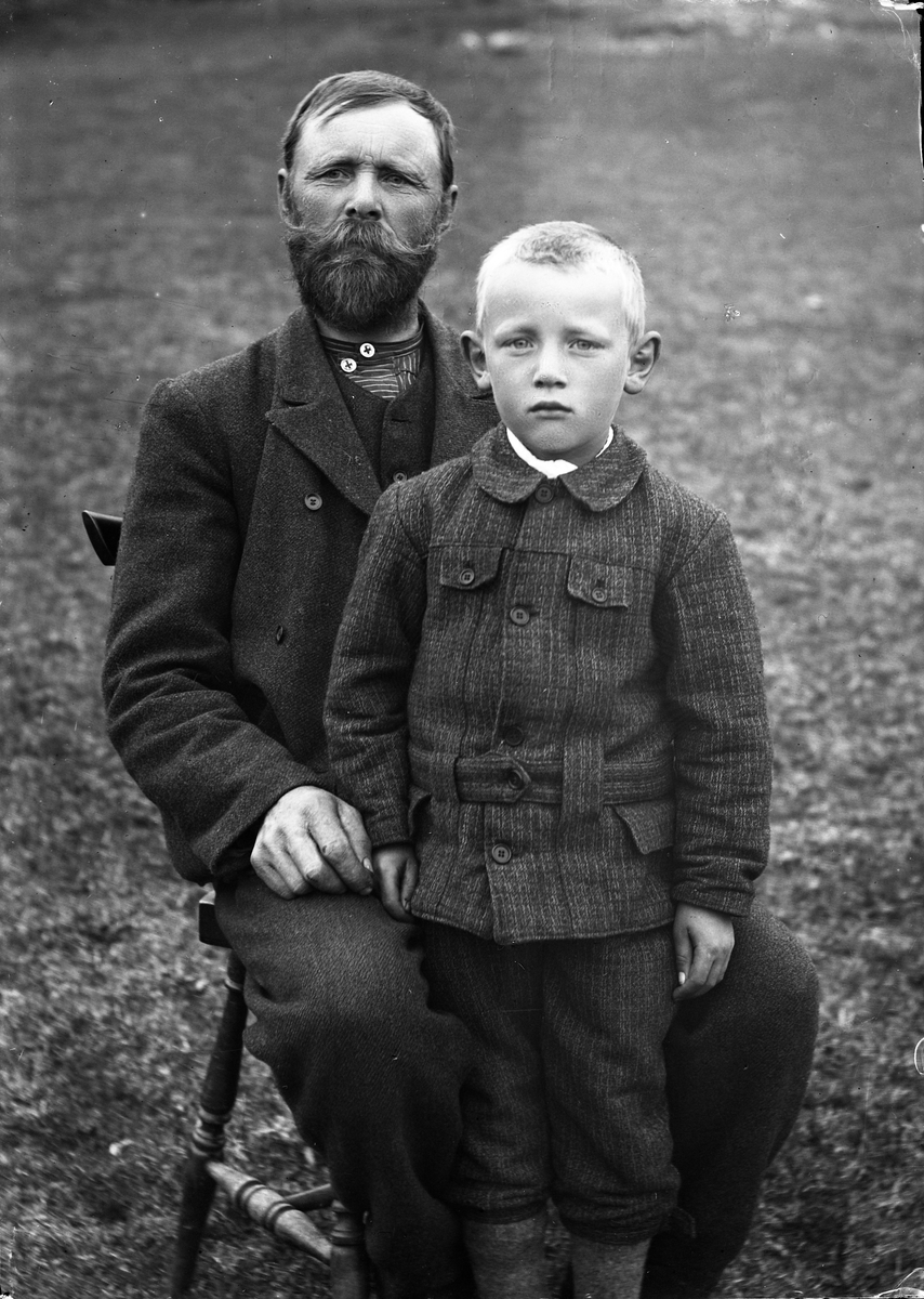 Oscar Holte, Portrett, person, klær,