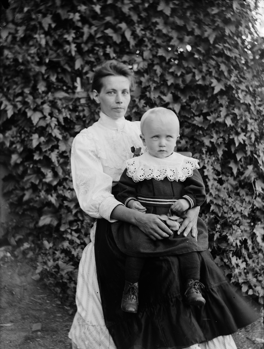 Josef Ärnström, Kvinna med Hållinders "Lillan", Hållnäs socken, Uppland 1910