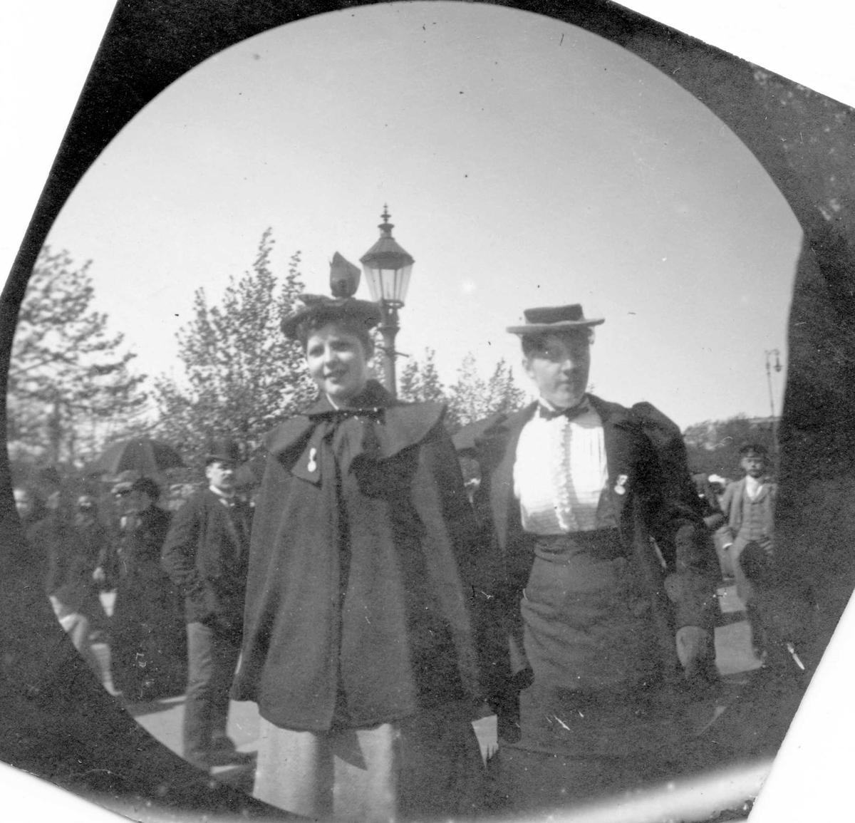 Fredrik Carl Mülertz Størmer, Frk. Just senior og en annen kvinne spaserer i gate ved park, Oslo.