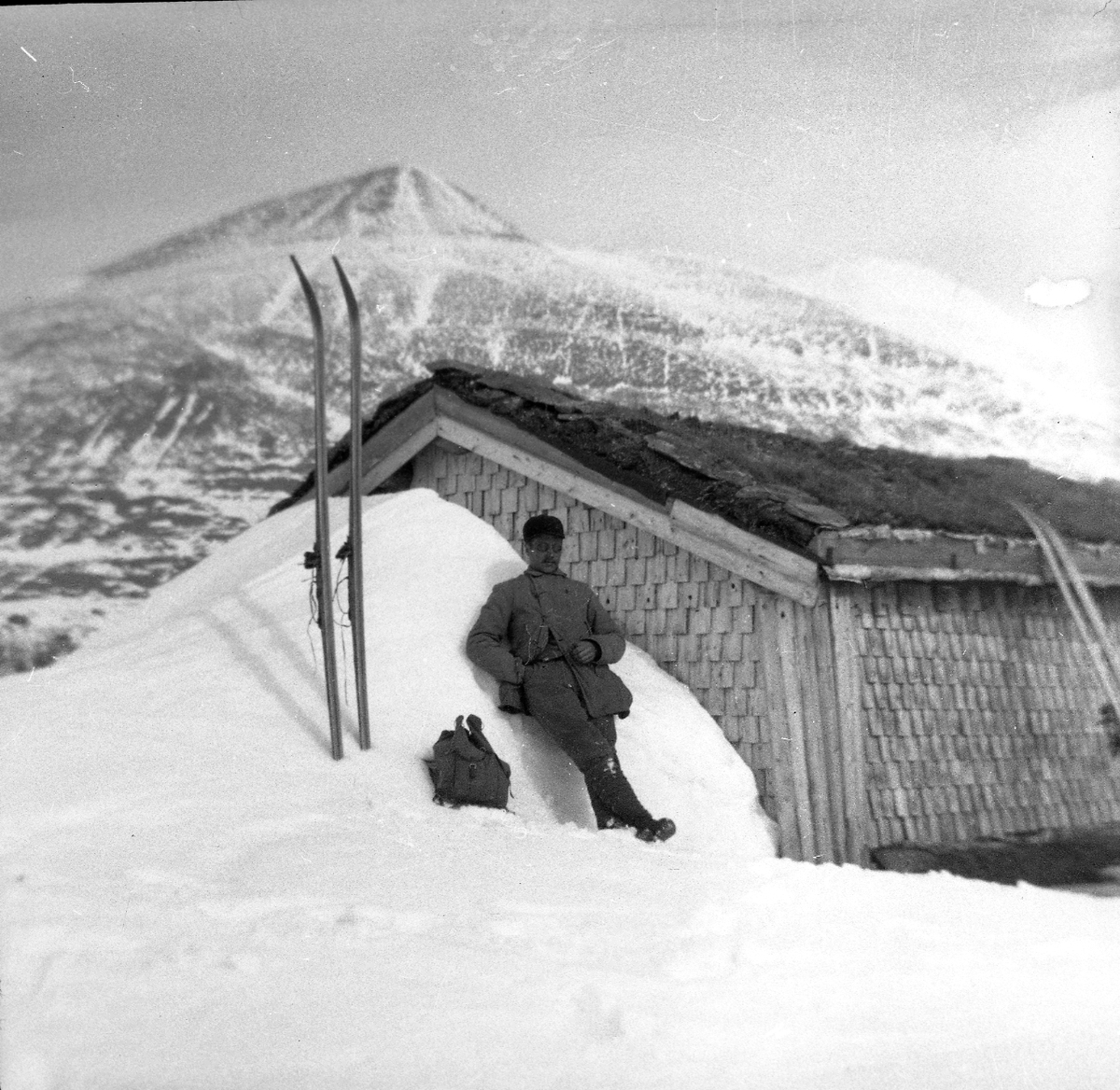Anders O. Sørhuus, Mann slapper av i sola. Anders Sørhuus ved Steimobua