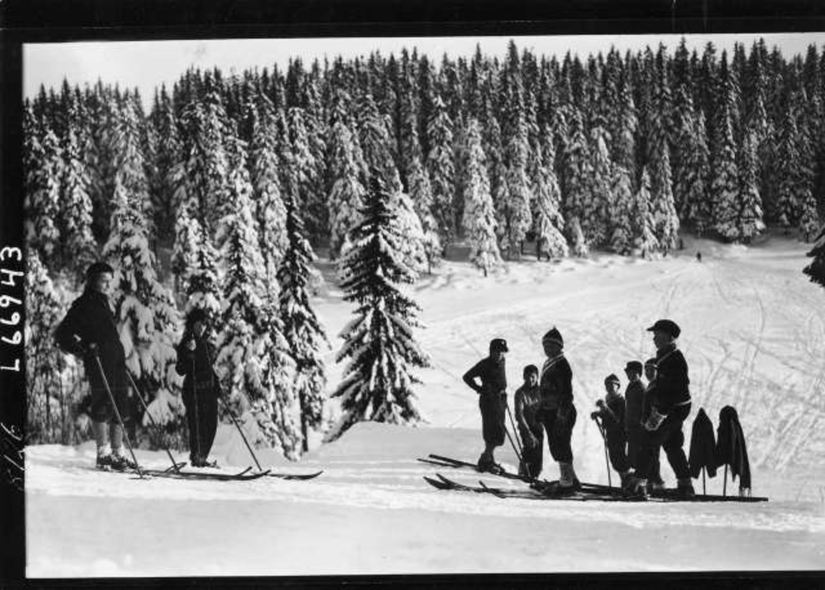 Hermann Christian Neupert, Vintermotiv. Ant. Nordmarka. Barn og voksne i skibakken. Skog i bakgrunnen.