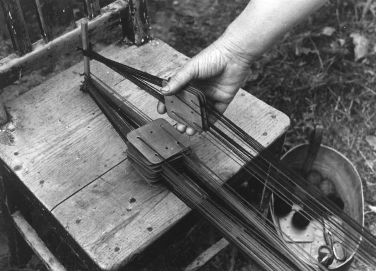 Anna Grostøl, Bø, Telemark 1940. Brikkeveving. Anne Kåsine vever hårbånd.