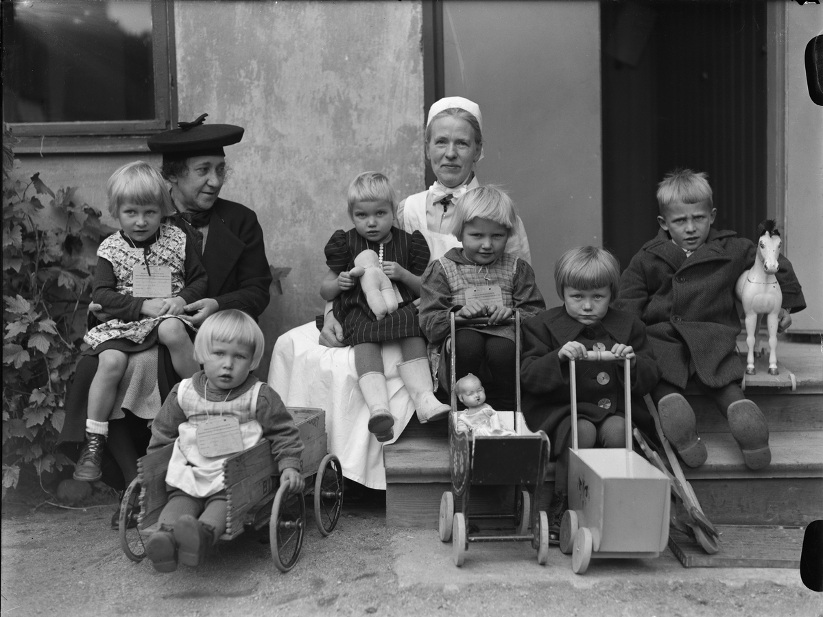 Paul Sandberg, Karelska flyktingbarn på gården till Samariterhemmets praktiska skola, Bäverns gränd, Uppsala september 1941