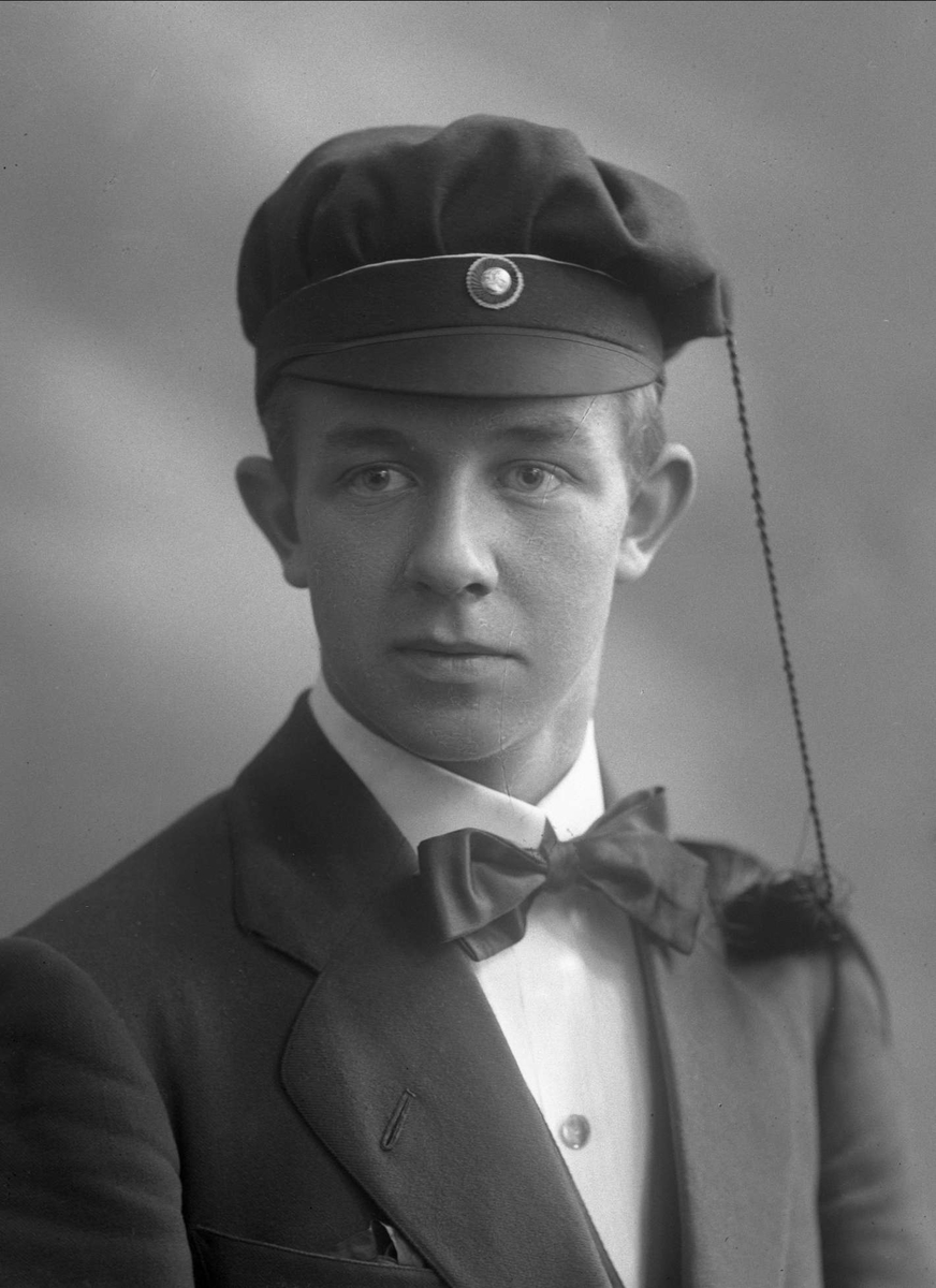 Gustav Borgen, Portrett, mann med studentlue. Student Birger Husbye.