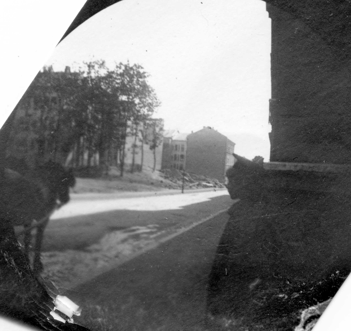 Fredrik Carl Mülertz Størmer, Kaptein Apenes og frue, født Sissener, står foran Universitetet, Karl Johans gate, Oslo.
