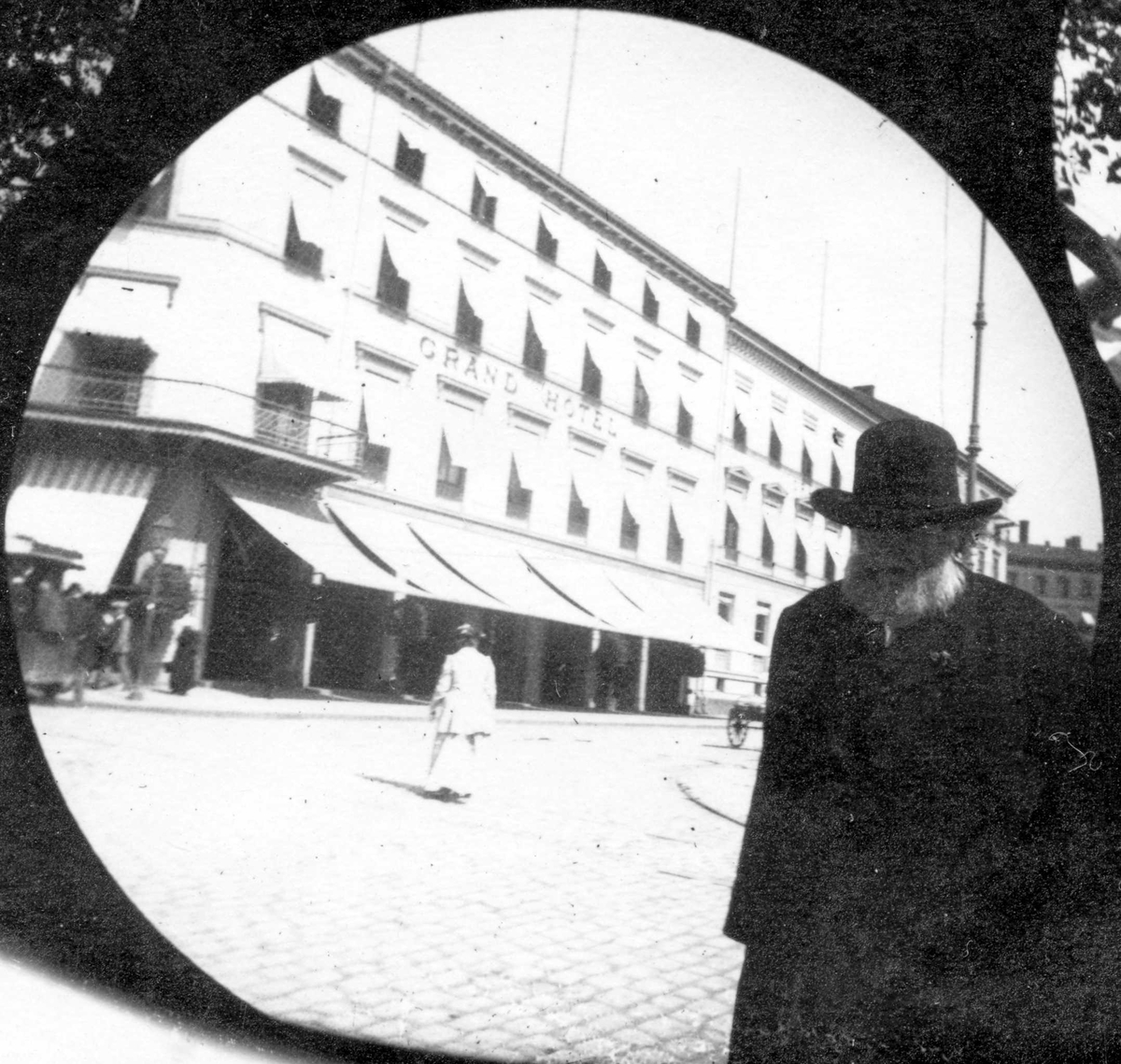 Fredrik Carl Mülertz Størmer, Cand. theol. Brun krysser gata ved Grand Hotell, Karl Johans gate. Oslo.