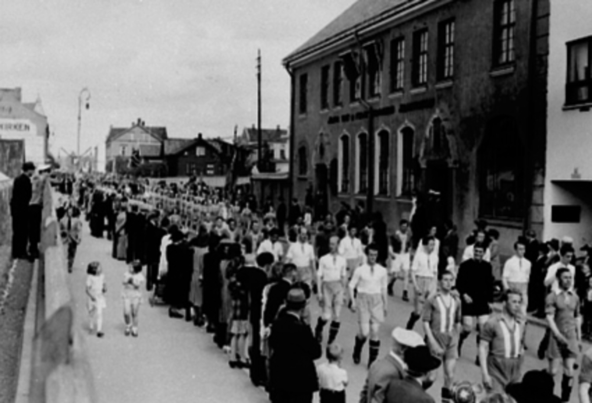 Anno Domkirkeodden, IDRETTENS DAG 1945, MARSJERING I VANGSVEGEN, IDRETTSUTØVERE, PUBLIKUM