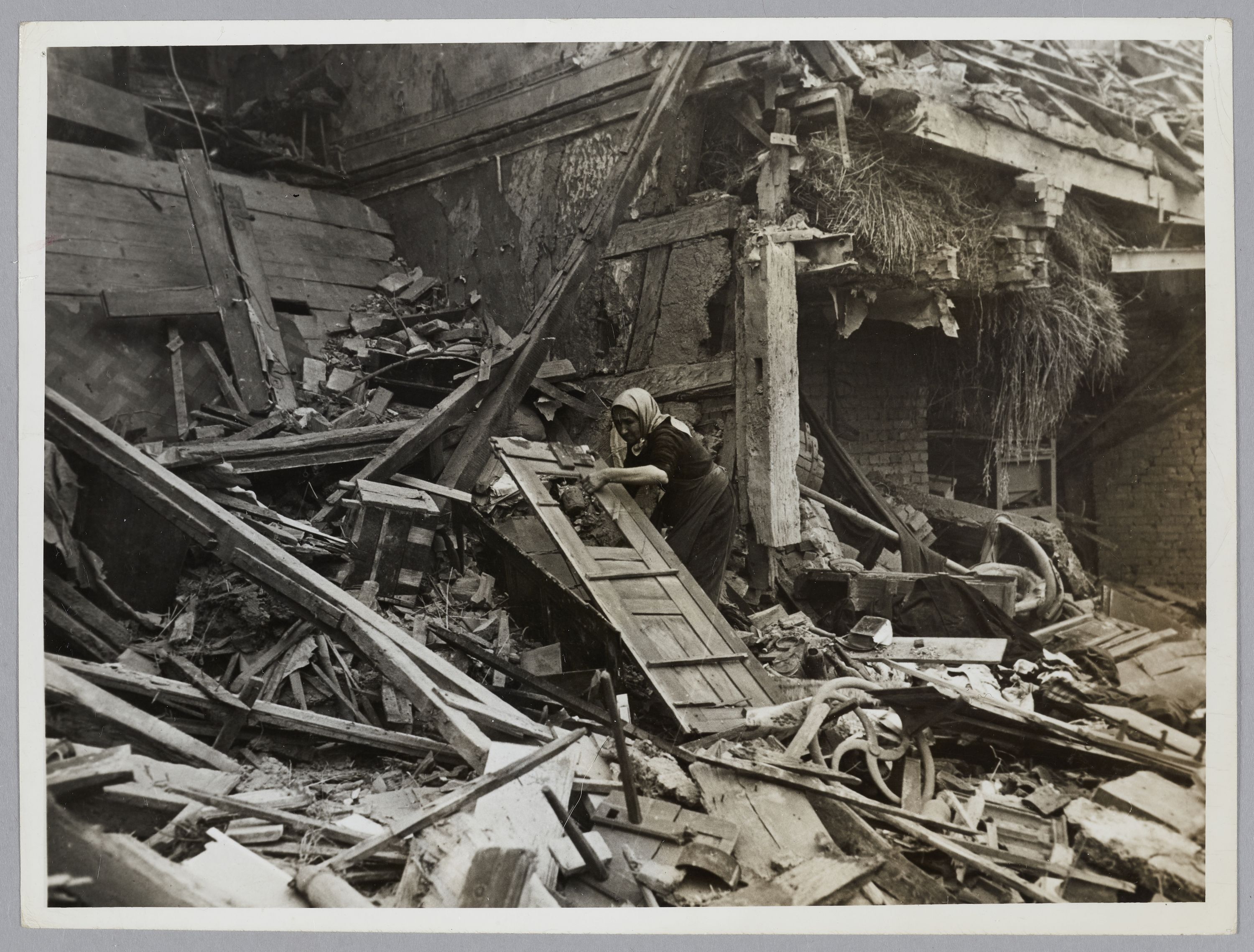 United States Army Signal Corps, Une femme tente de récupérer quelques objets parmi les ruines de sa maison