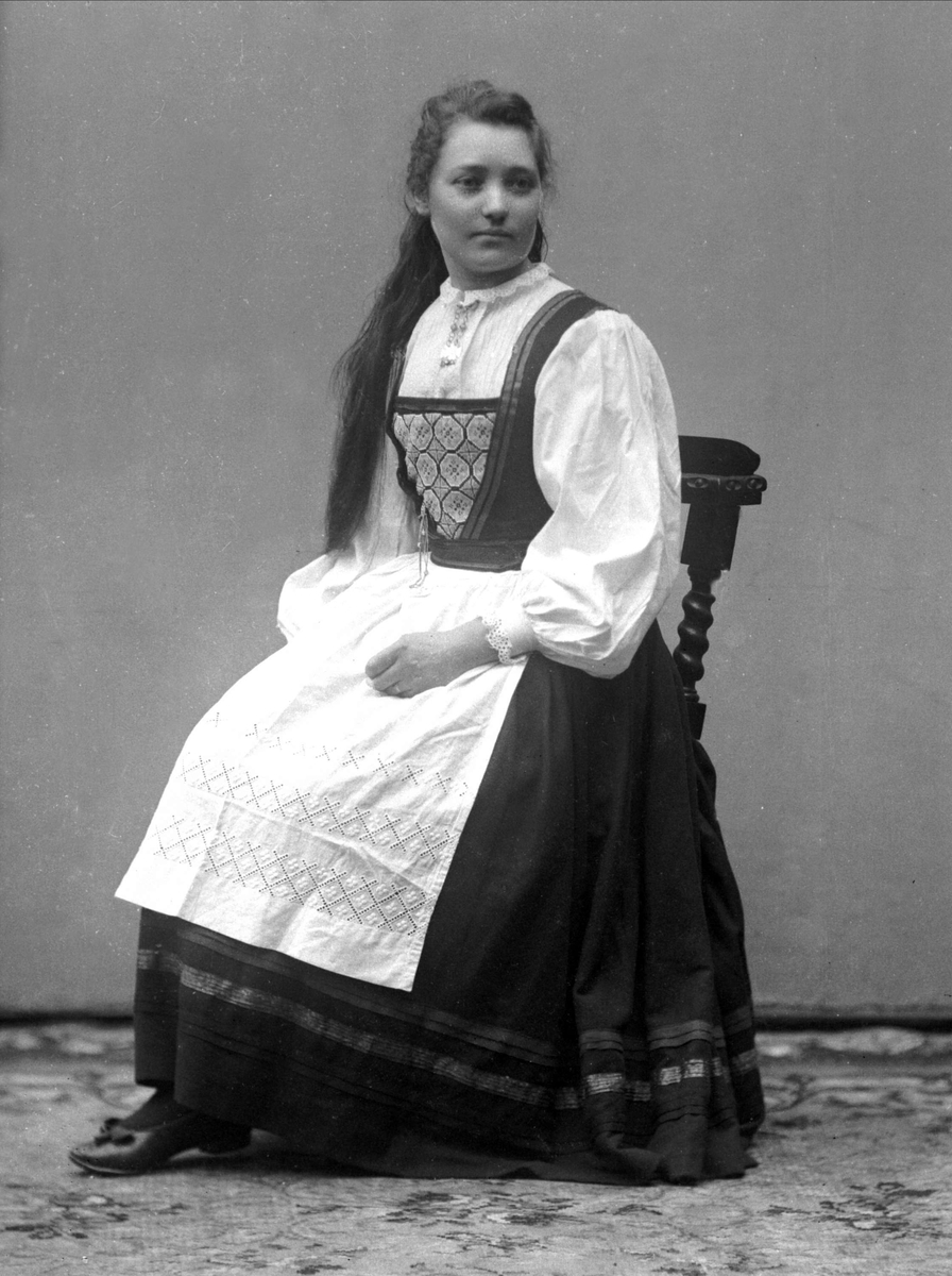 Gustav Borgen, Portrett, kvinne i hardangerbunad.