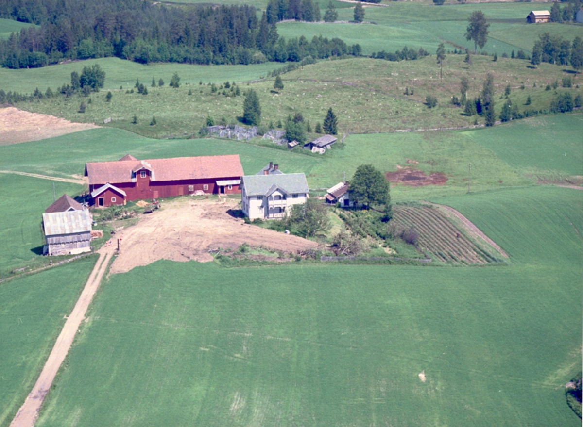 Widerøes Flyveselskap A/S, Flyfoto, Løten. Karterud gård. (Gnr 0415-97/1). Trettebergstugutua 80