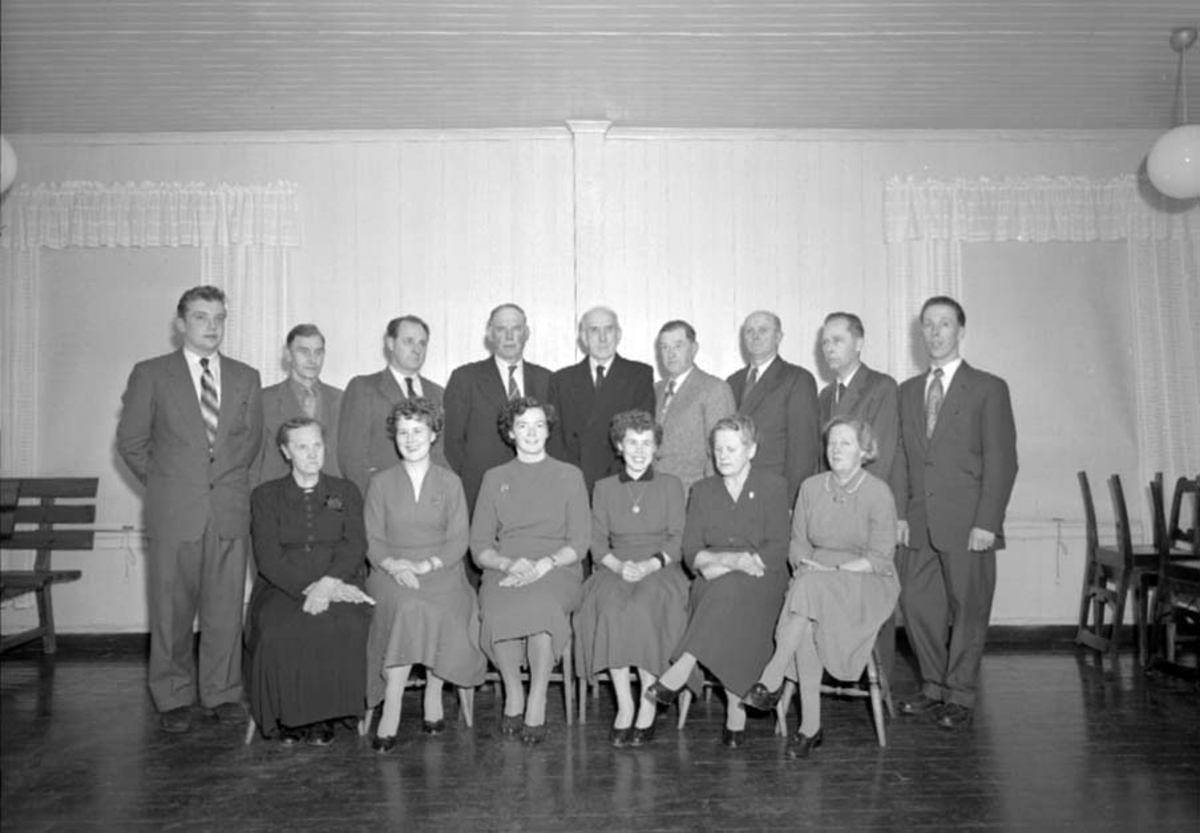 Anno Domkirkeodden, GRUPPE:15, MEIERIPERSONALET VED 75 ÅRS JUBILEET, STANGE MEIERI, BAK FRA VENSTRE. NR. 8: ODDVAR NORDSVEEN, FORAN NR. 3 FRA VENSTRE: HANSEN, TIL HØYRE: MOEN