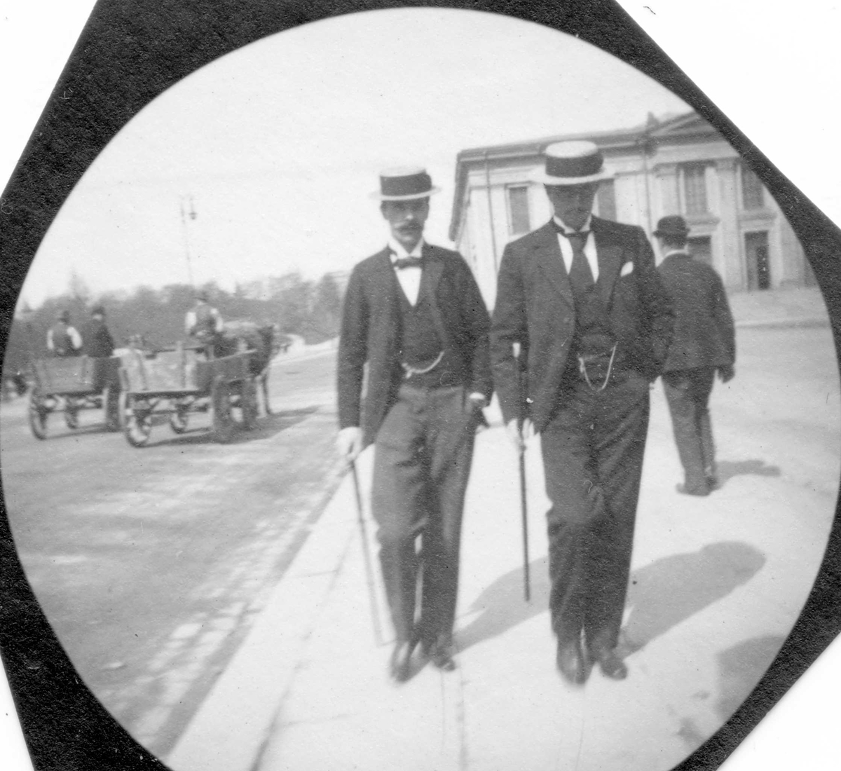 Fredrik Carl Mülertz Størmer, To menn spaserer langs Universitetsplassen, Oslo. To hestekjerrer i gata.