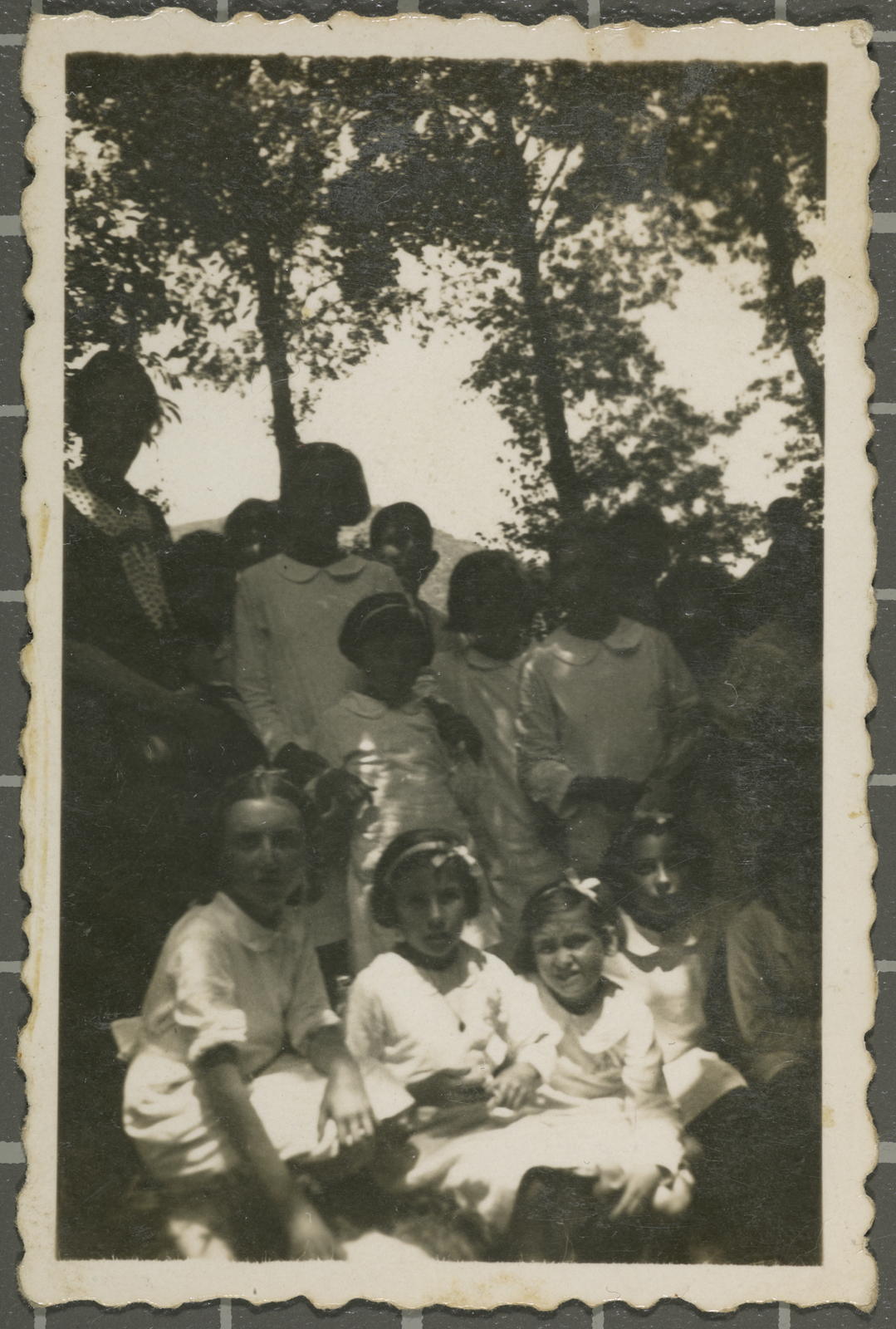 Desconegut, [Portrait of a group of girls]
