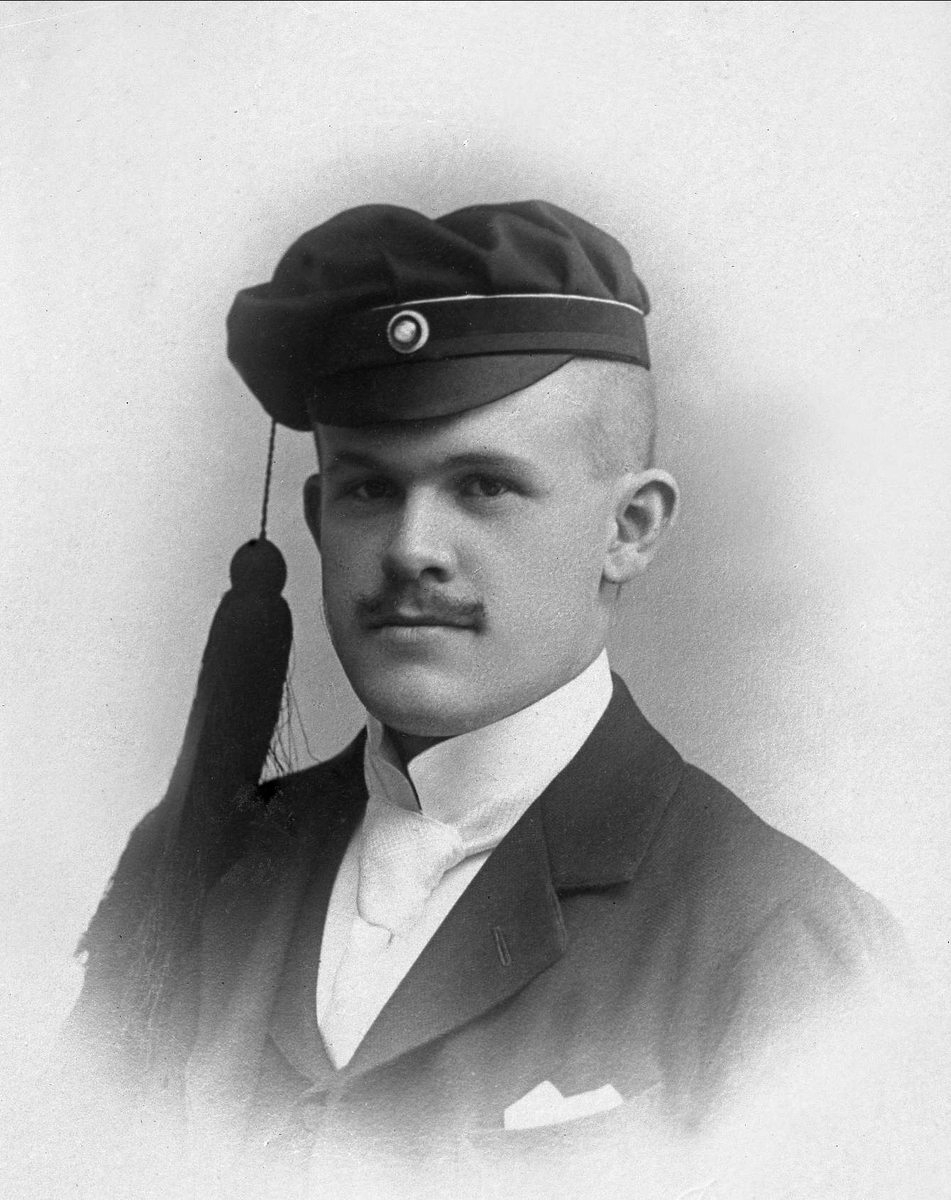 Gustav Borgen, Avfotografering. Portrett, kopi av bilde av mann med studentlue.