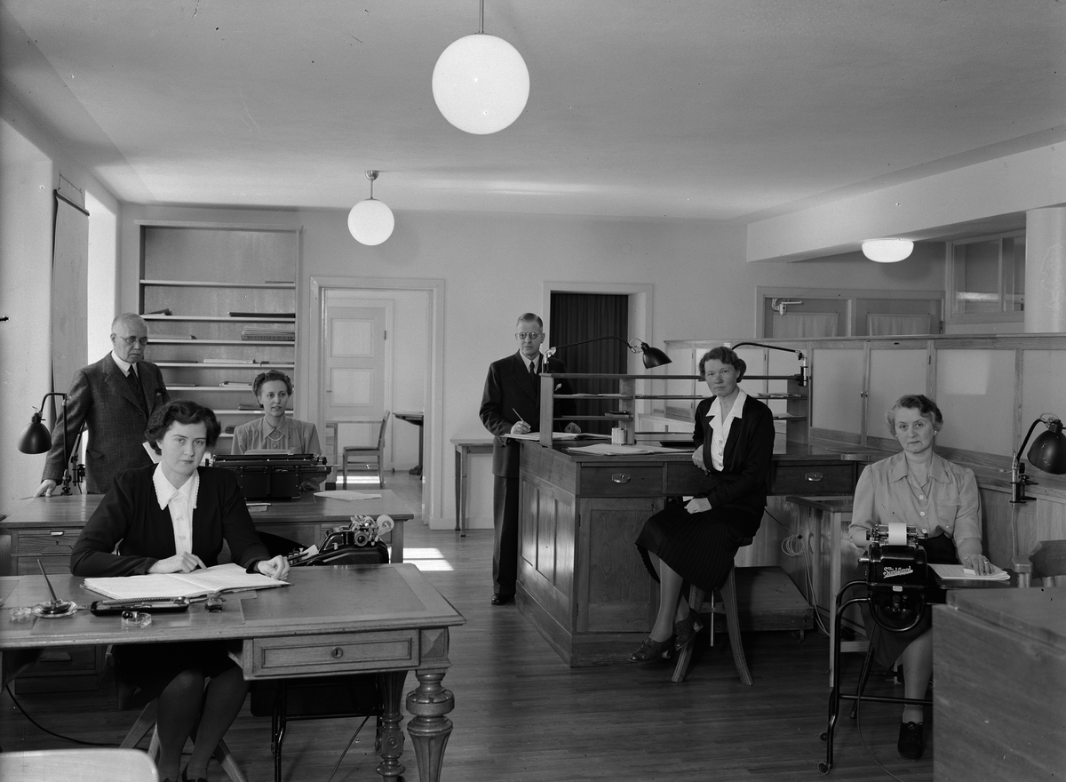 Paul Sandberg, Women and men in an office environment, Uppsala 1943