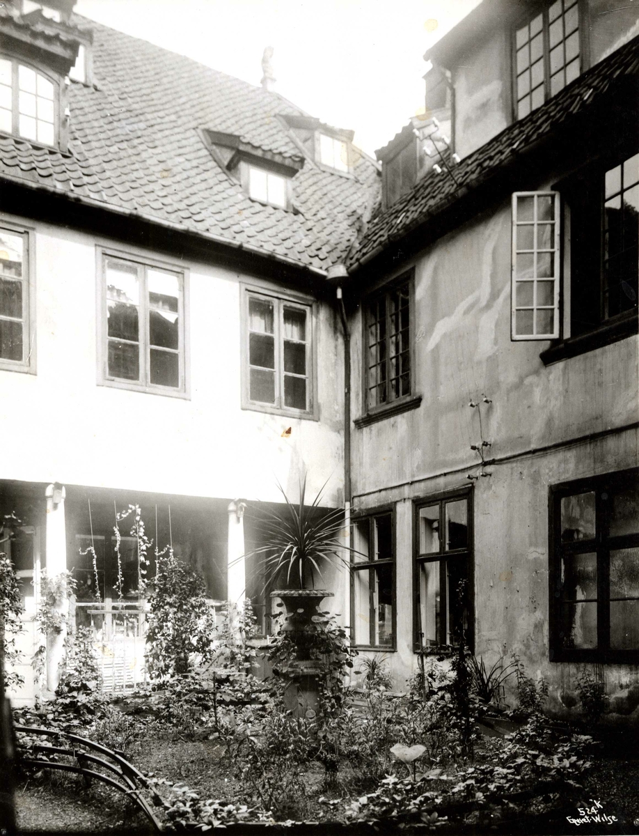 Anders Beer Wilse, Colletgården, Kirkegata 15, Oslo. Fra gårdsrommet. Colletgården er nå på Norsk Folkemuseum.