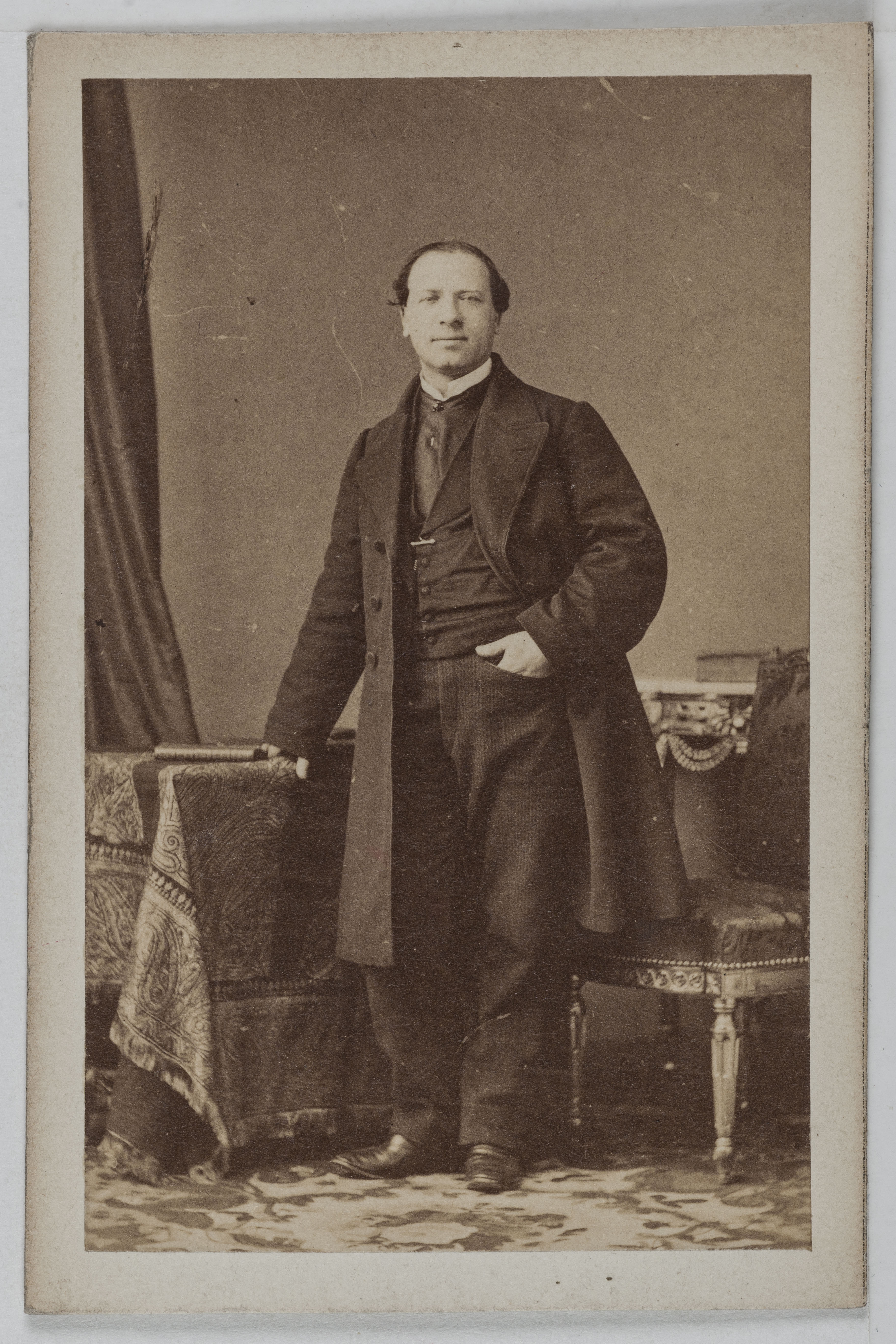 Disderi & Cie, Portrait de E. Nathan, acteur et chanteur à l'Opéra Comique et au théâtre des Bouffes Parisiens en 1868.