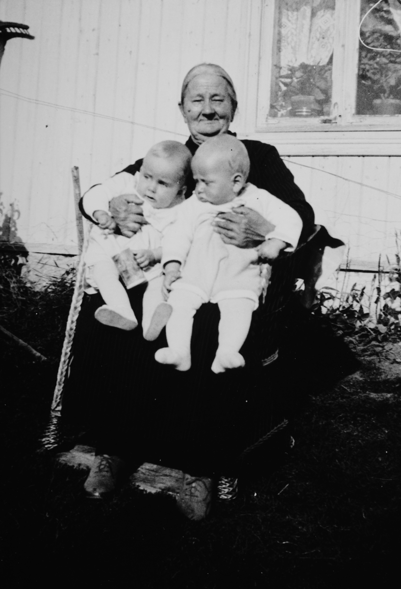 Ukjent, Bestemor Karen Paulsdatter Galaasen f. 22. 12. 1860 med to barnebarn på fanget. Ca. 1931-32.