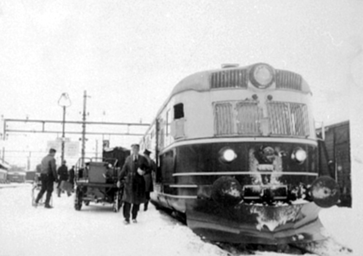 Anno Domkirkeodden, HAMAR JERBANESTASJON, DOVREEKSPRESSEN, DIESELDREVET, LYNTOGET, PERRONG, VINTER