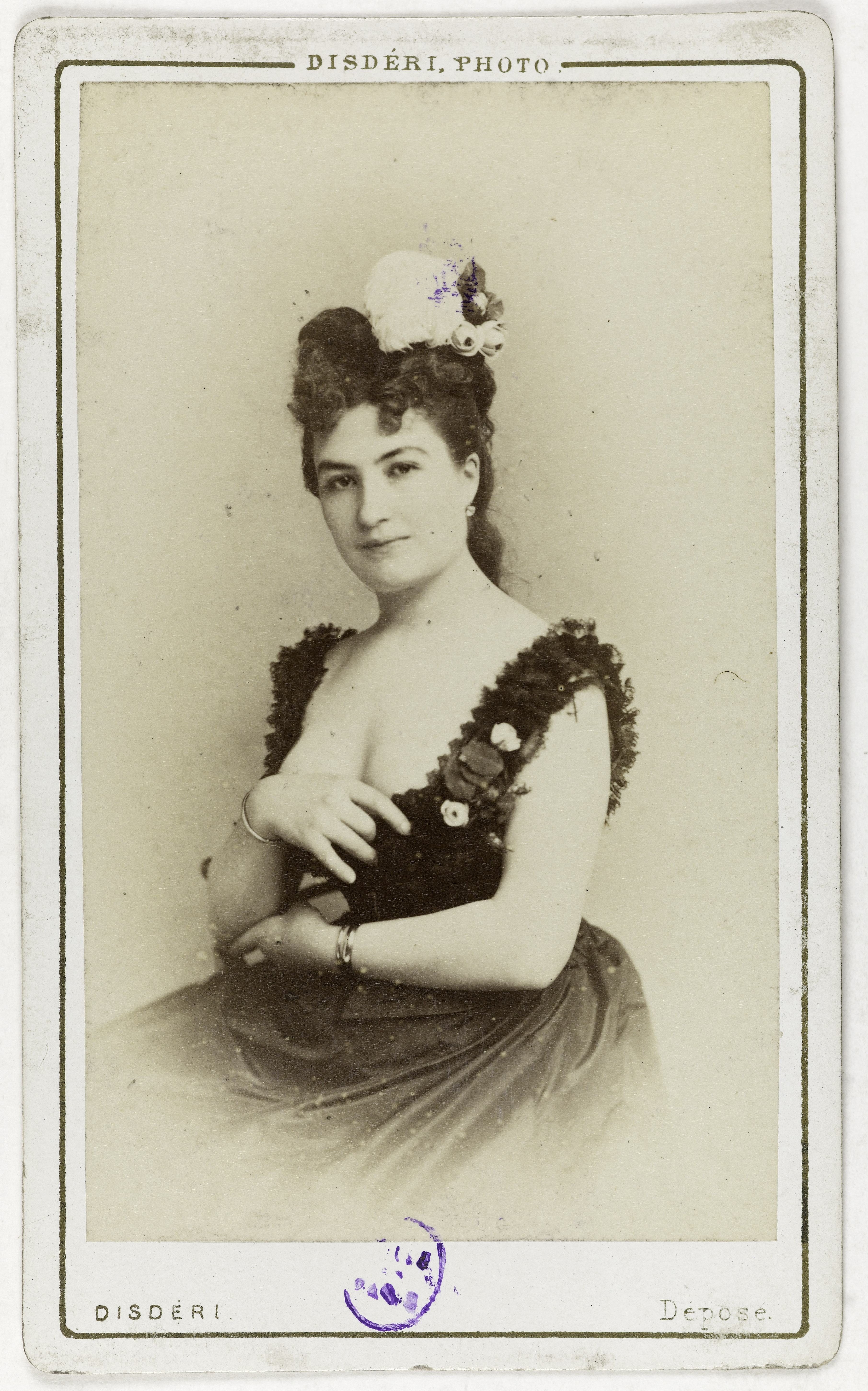 André-Adolphe-Eugène Disdéri, Portrait de Morliani, actrice au Théâtre Athénée vers 1867, au théâtre du Vaudeville et au Théâtre des Variétés.