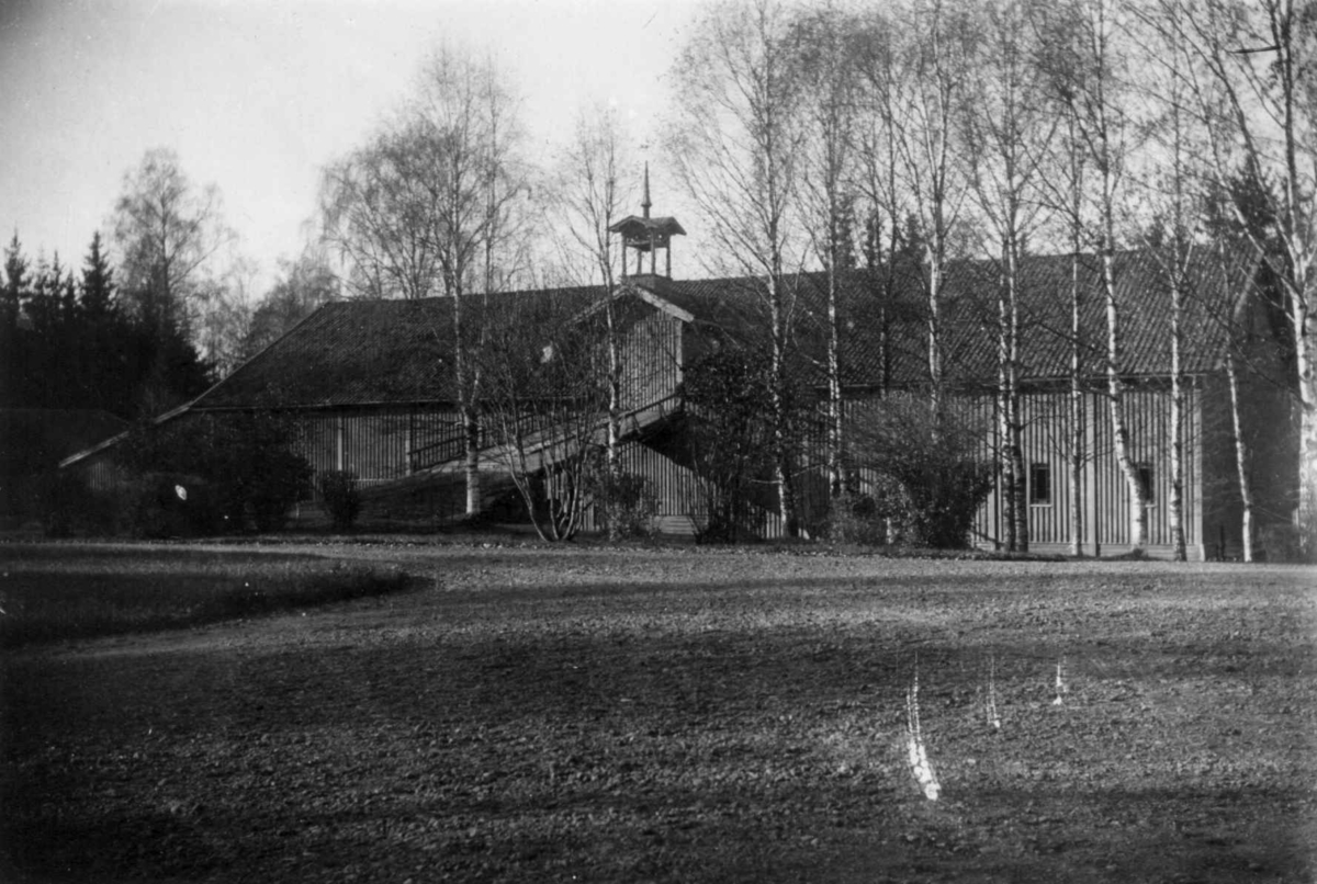 Fredrik Emil Faye, Dal gård, Ullensaker. Låvebygning med tårn. Fra serie fotografert av kammerherre Fredrik Emil Faye (1844-1903), Dal gård, Ullensaker.