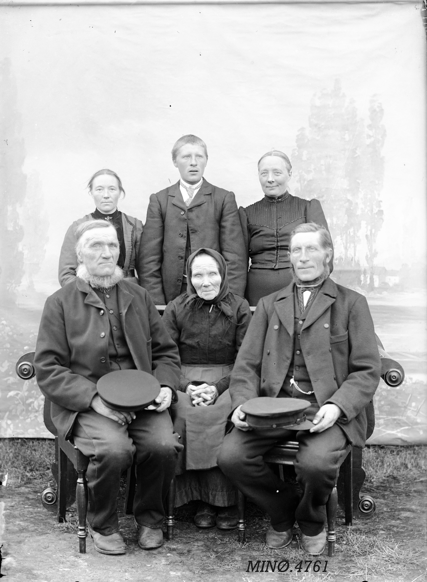 Peder J. Bredalslien, personer, klær