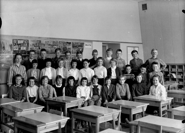 Sven Lindskog, Vasaskolan, klassrumsinteriör, 31 skolbarn med lärarinna fru Britta Nordin. Klass 4Aq, sal 8.