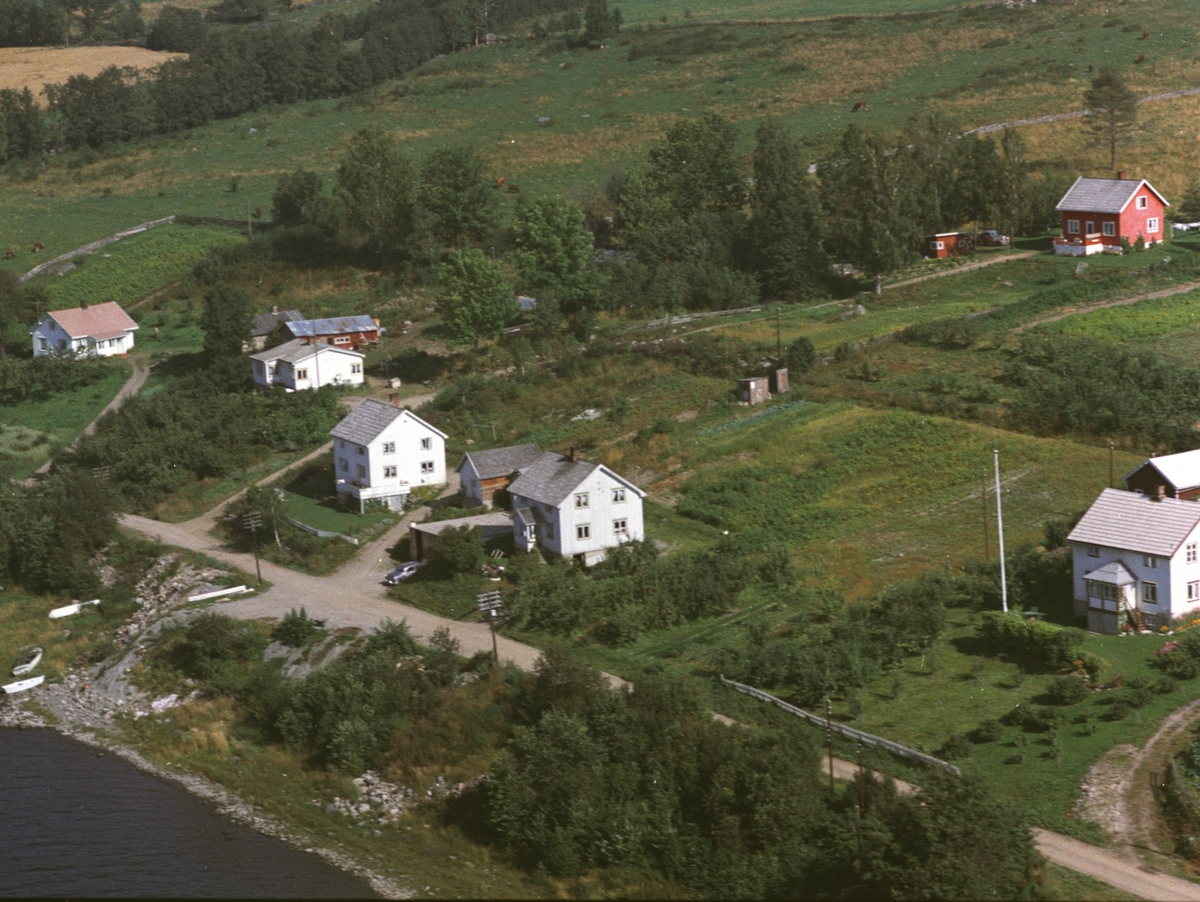 Widerøes Flyveselskap A/S, Flyfoto av boliger nord for Mengshoel fergested..