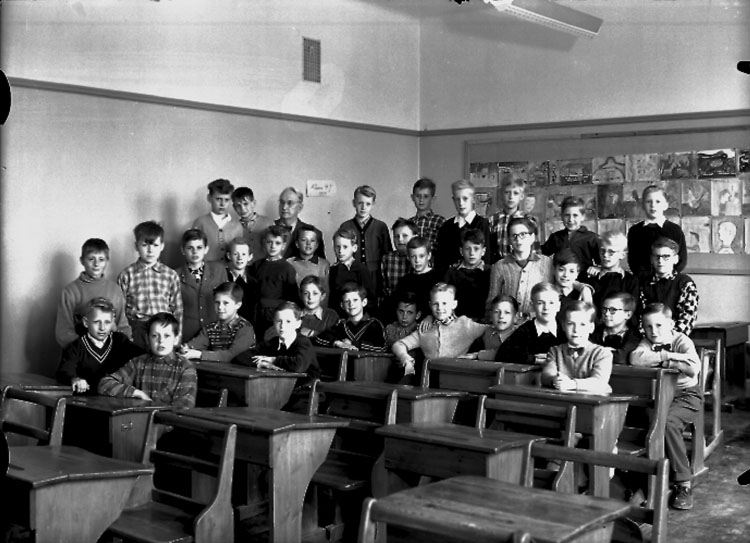 Sven Lindskog, Engelbrektsskolan, klassrumsinteriör, 35 pojkar med lärare Simon Lund. Klass 4J, sal 10.