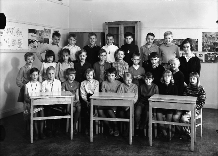 Sven Lindskog, Almby Östra skola, klassrumsinteriör, 25 skolbarn med lärarinna fröken Barbro Samuelsson. Klass 4D, sal 1.