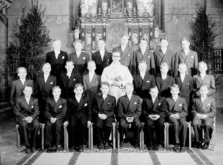 Samuel Lindskog, 23 konfirmander, 23 pojkar med pastor Rickard Åsberg (pastor Holmbergs grupp). Interiör av Nikolaikyrkan.