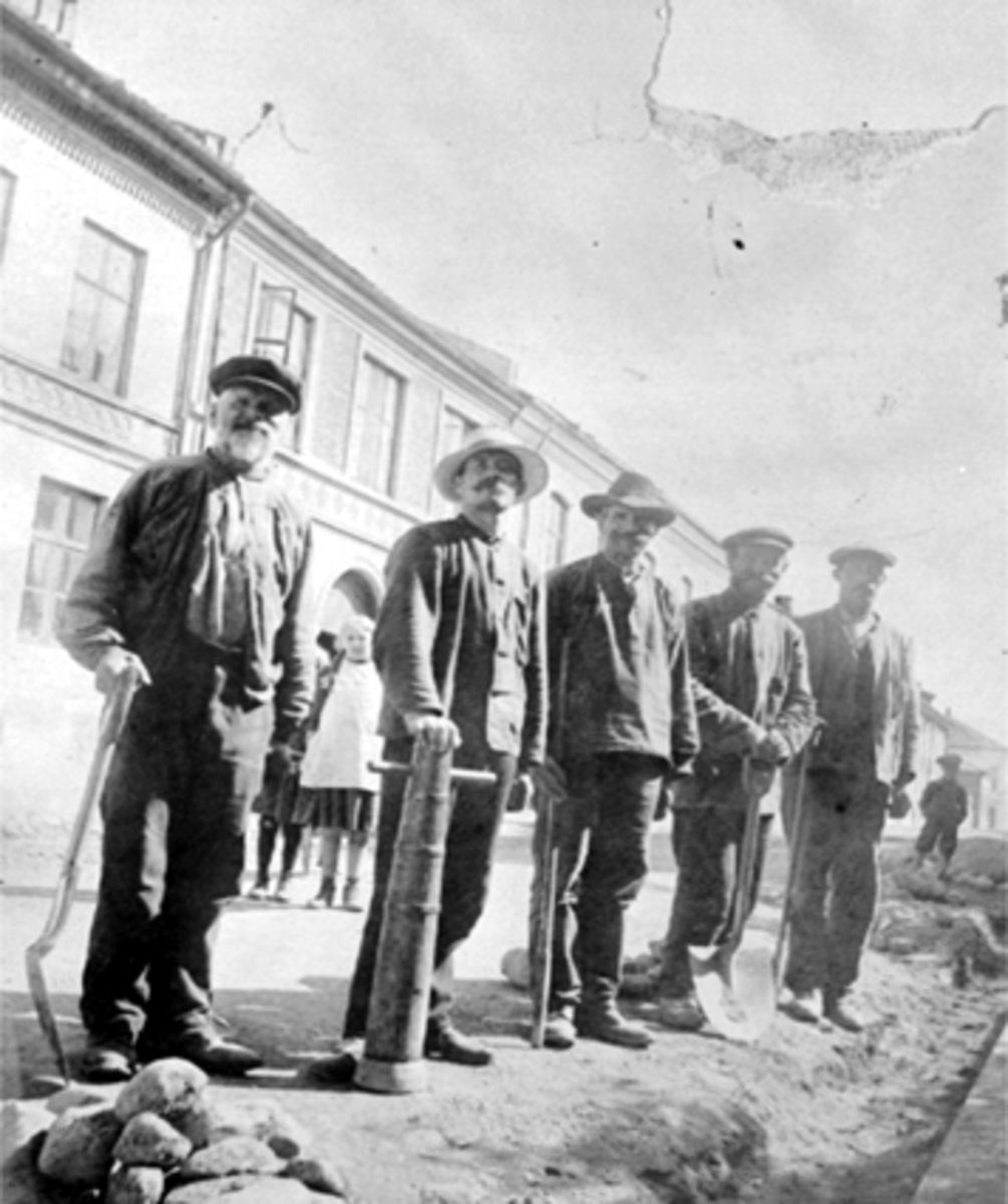 Anno Domkirkeodden, Gruppe, vegarbeidere i Skappelsgate, Hamar. Halvor Norstad m/flere, barn, spader, spett.