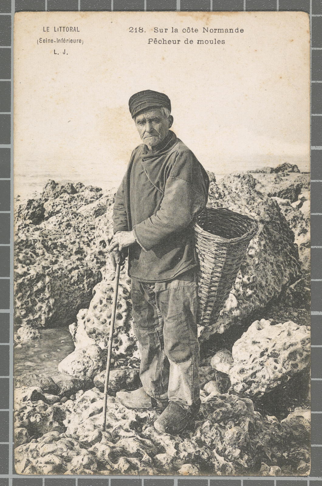 Desconegut, Le Littoral (Seine-Inférieure) 218. Sur la côte Normande. Pechêur de moules