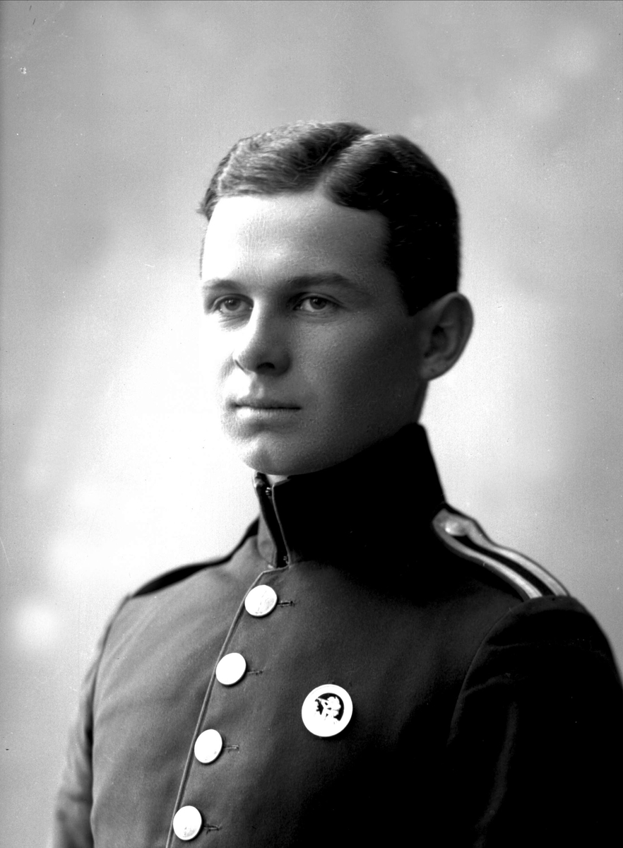 Gustav Borgen, Portrett, mann i kadettuniform.